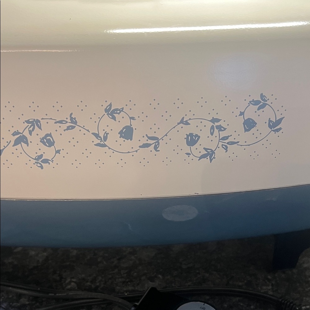 West Bend 1980’s Vintage Blue and White Electric Skillet with lid. Teflon - Picture 3 of 6